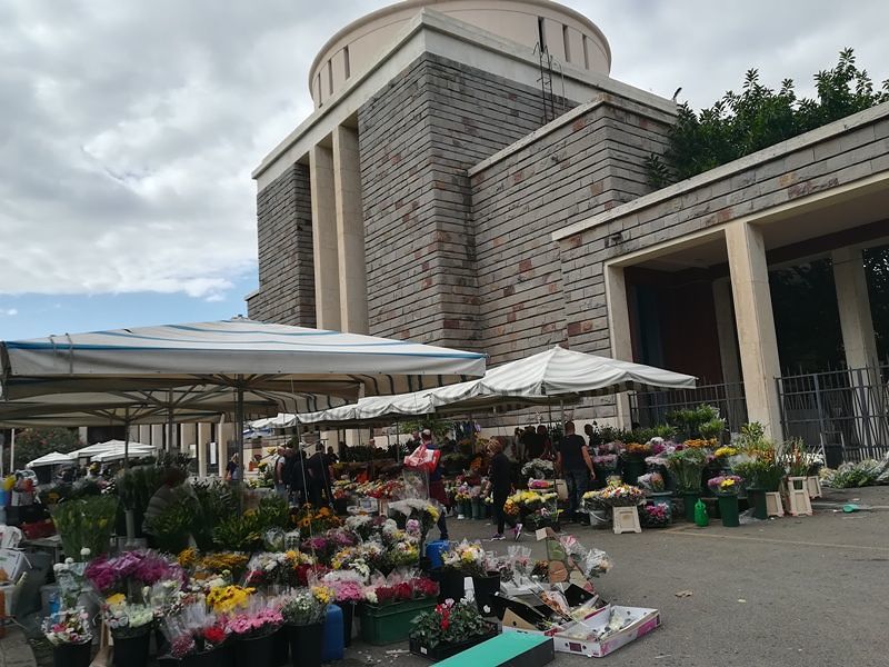 “Chioschi fissi, pronti a pagarli”: la proposta dei fiorai del cimitero di S. Michele