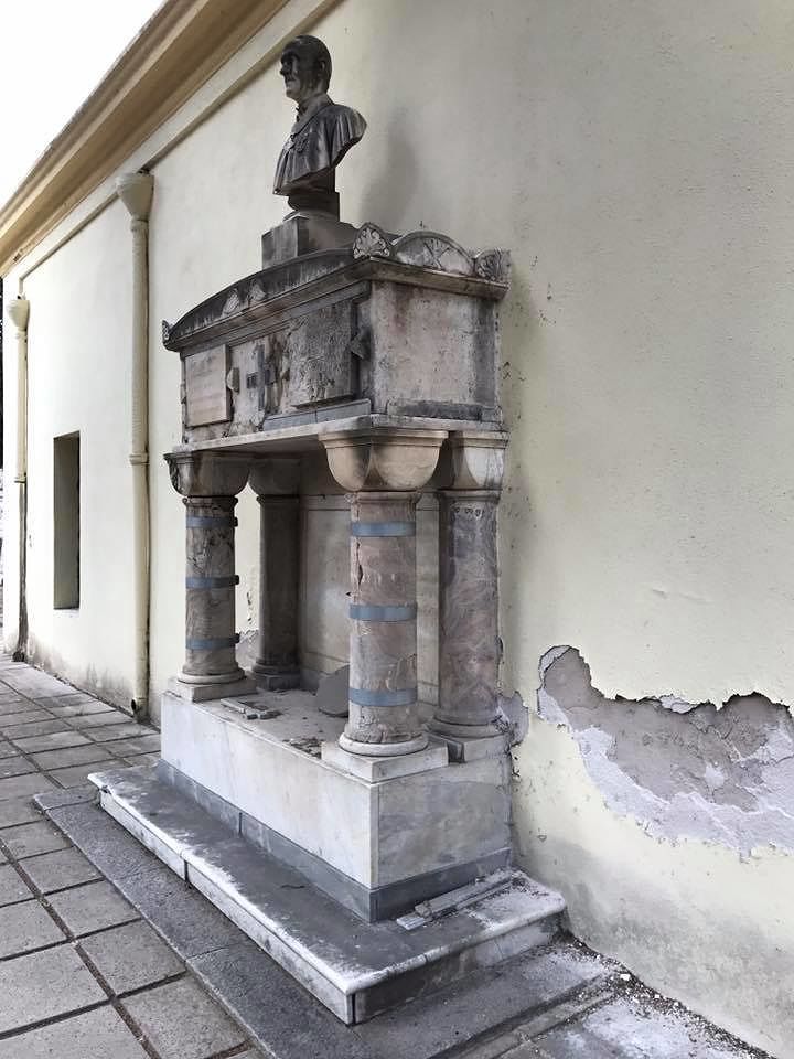 “Cimitero di Bonaria, monumento che cade a pezzi: è una vergogna”