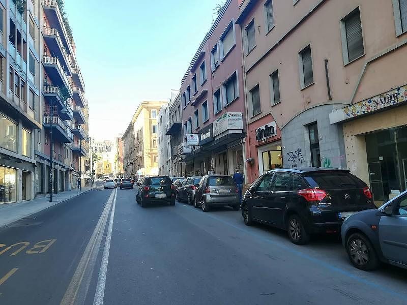 Via Alghero, macchè crisi: i negozianti, insieme, si “tingono” di tricolore