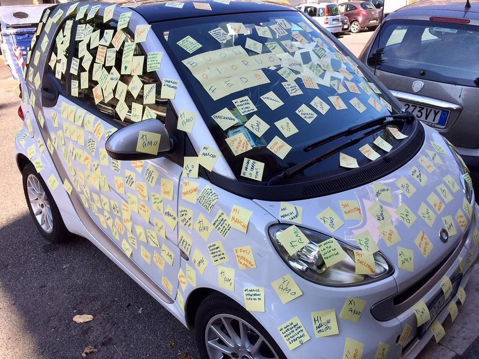 “Buongiorno Fede, ti amo”: innamorato cagliaritano riempie la Smart di post-it