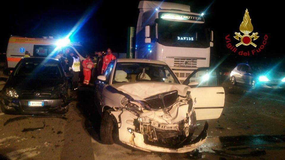 Tir contro auto, terribile schianto sulla sulcitana: diversi feriti