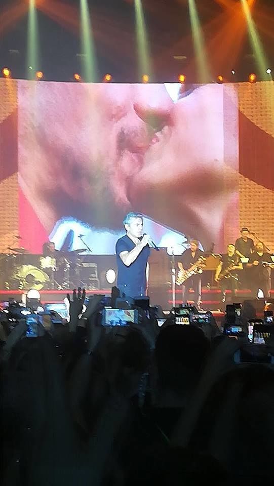 Ligabue e il cuore delle ragazze di Cagliari: la Fiera è una bolgia rock con 35 gradi