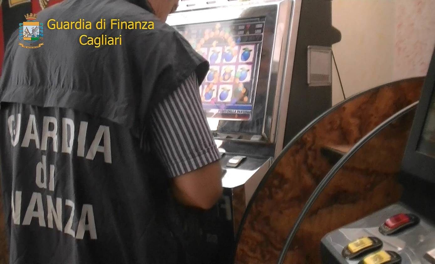 Videopoker irregolari, blitz della Finanza in un circolo del Cagliaritano. Sigilli e maxi multa