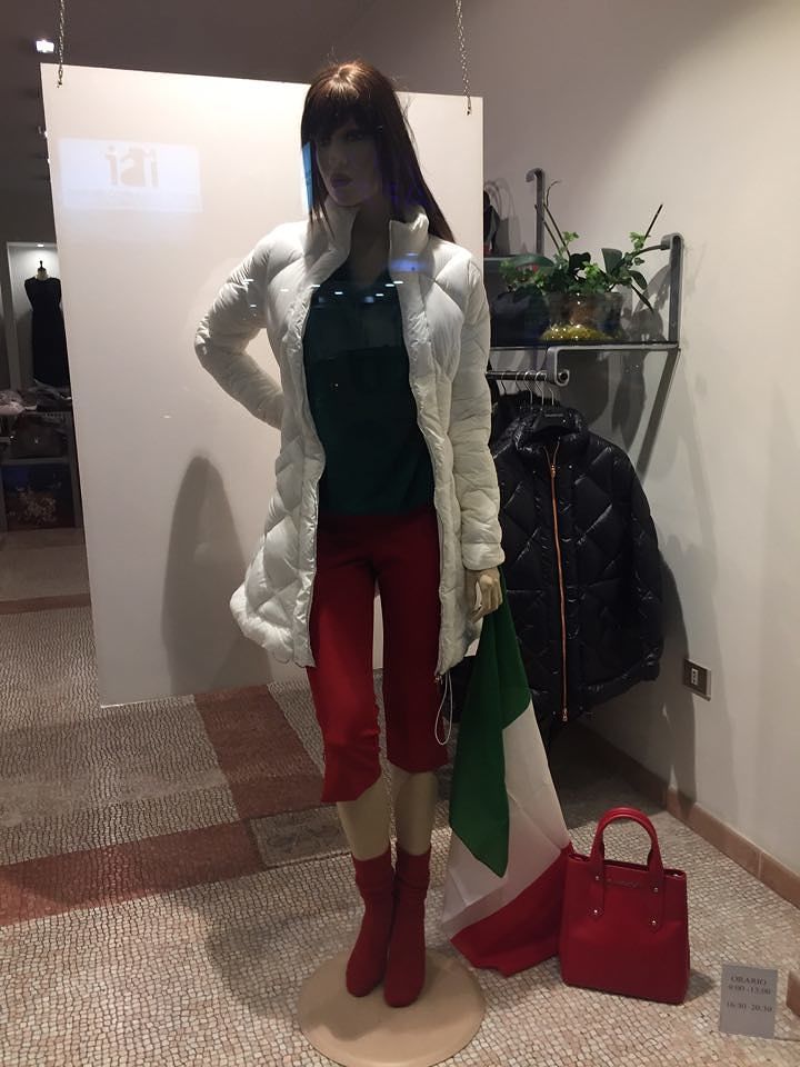 Ecco la via Alghero “colorata” di tricolore. I negozianti: “Anche così si rianima il commercio”