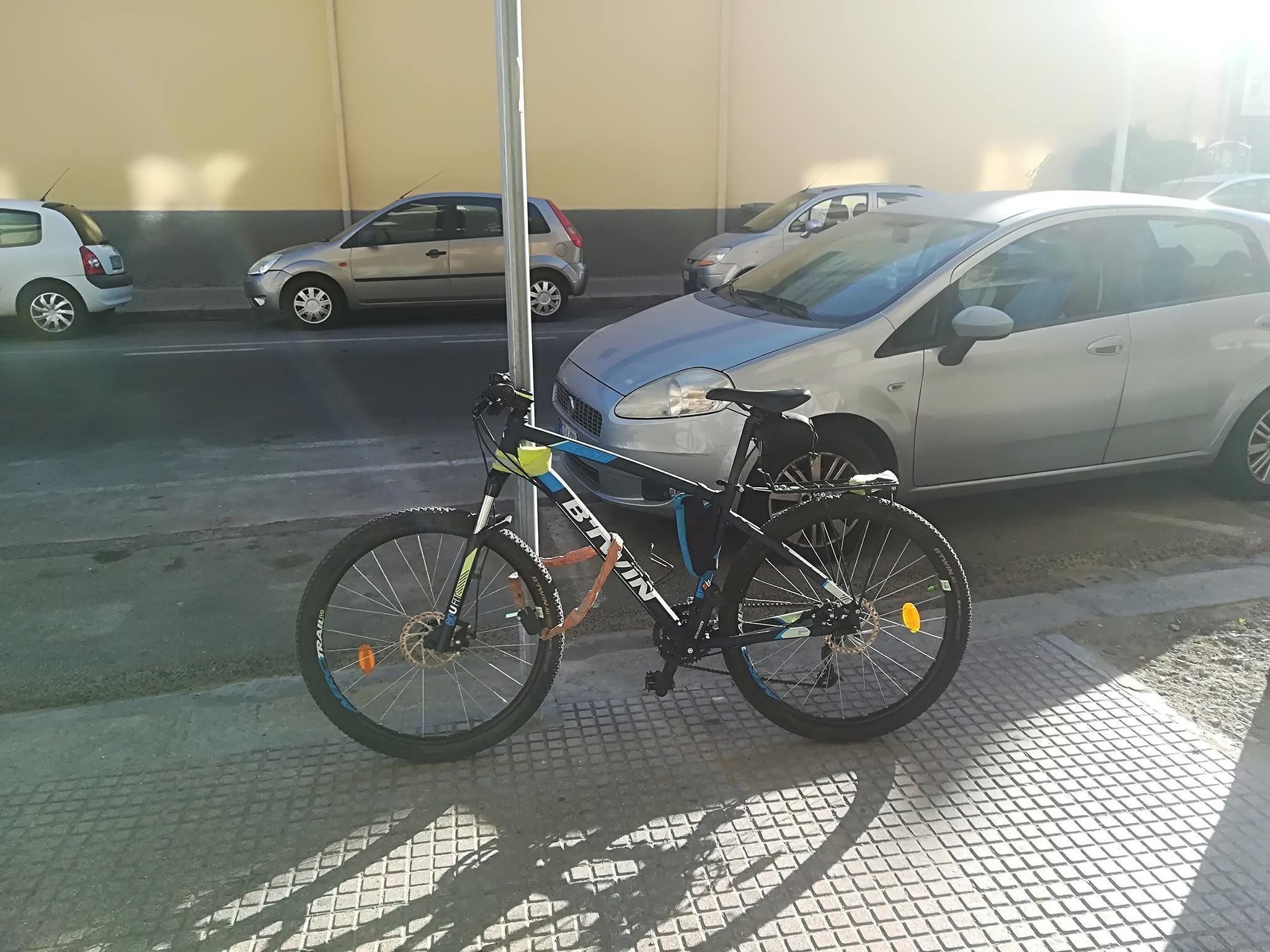 “Caro ladro che mi rubi la bici a Cagliari, non lasciarla sola un giorno”