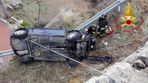 Nuoro, auto si ribalta e vola in una scarpata: illeso miracolosamente il conducente