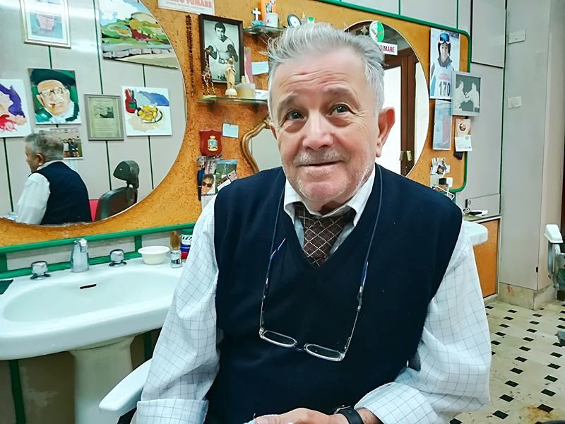 Cagliari, i barbieri perduti: “Lascio tutto dopo 59 anni, ai giovani questo lavoro non piace”