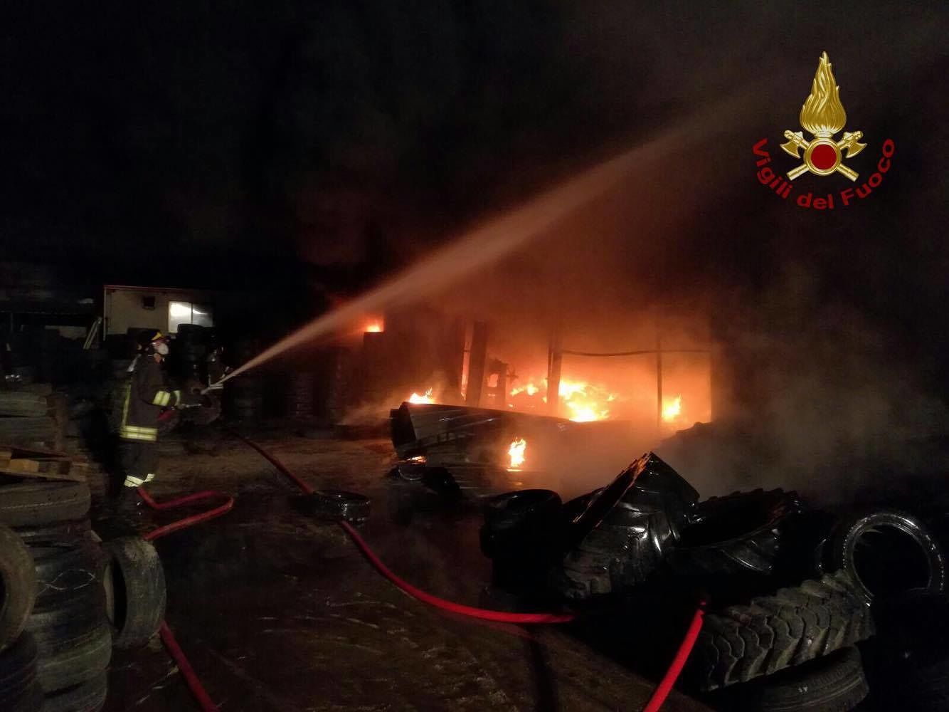 Villacidro, panico per un grosso incendio in un deposito di pneumatici