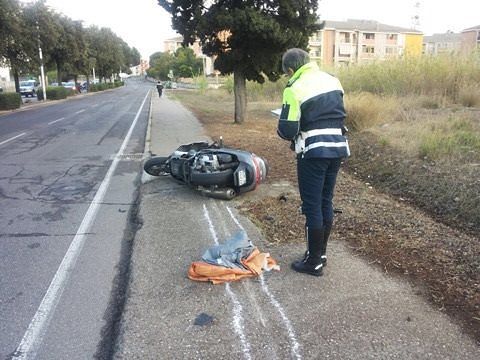 Cagliari, anziana travolta da uno scooter mentre attraversa la strada: è in codice rosso