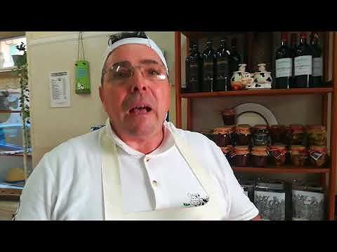 Vito, il pugliese che vende a San Michele mozzarelle e burrate prodotte con latte sardo