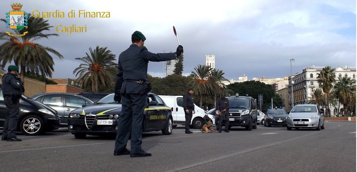 Abbigliamento contraffatto e droga: blitz della finanza a Cagliari e Carbonia