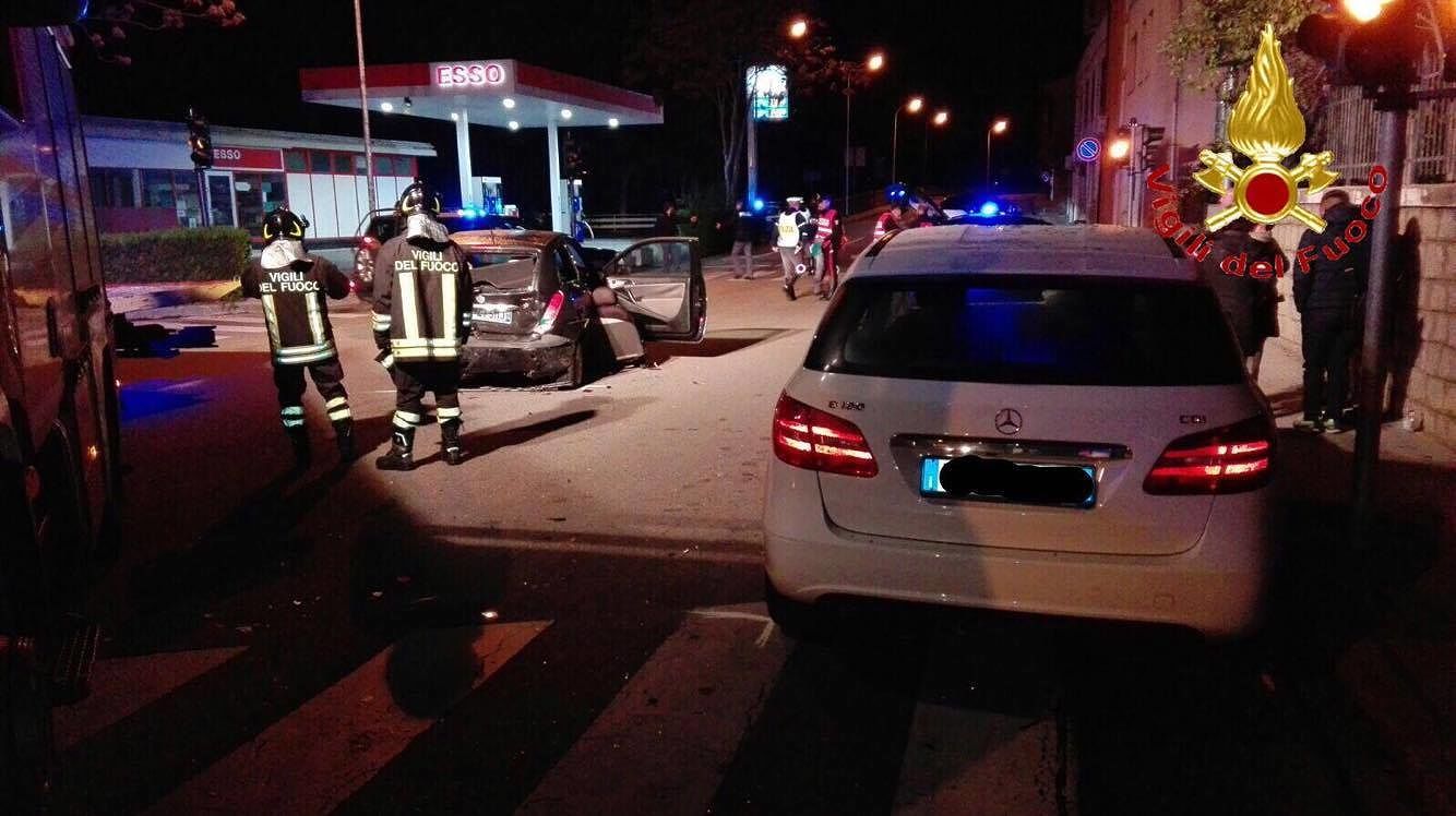 Nuoro, violento tamponamento tra due auto in viale Trieste: quattro feriti