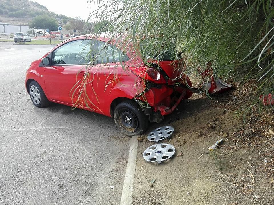 “Ecco come hanno distrutto la mia auto stanotte al Brotzu: aiutatemi”
