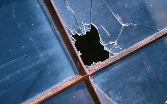 Sos a Sestu: “Ragazzini scatenati lanciano pietre contro le finestre delle case”