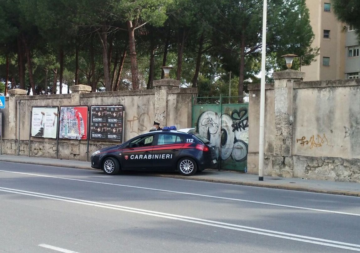 Pirri, dà fuoco a un cassonetto: 40enne denunciato dai carabinieri