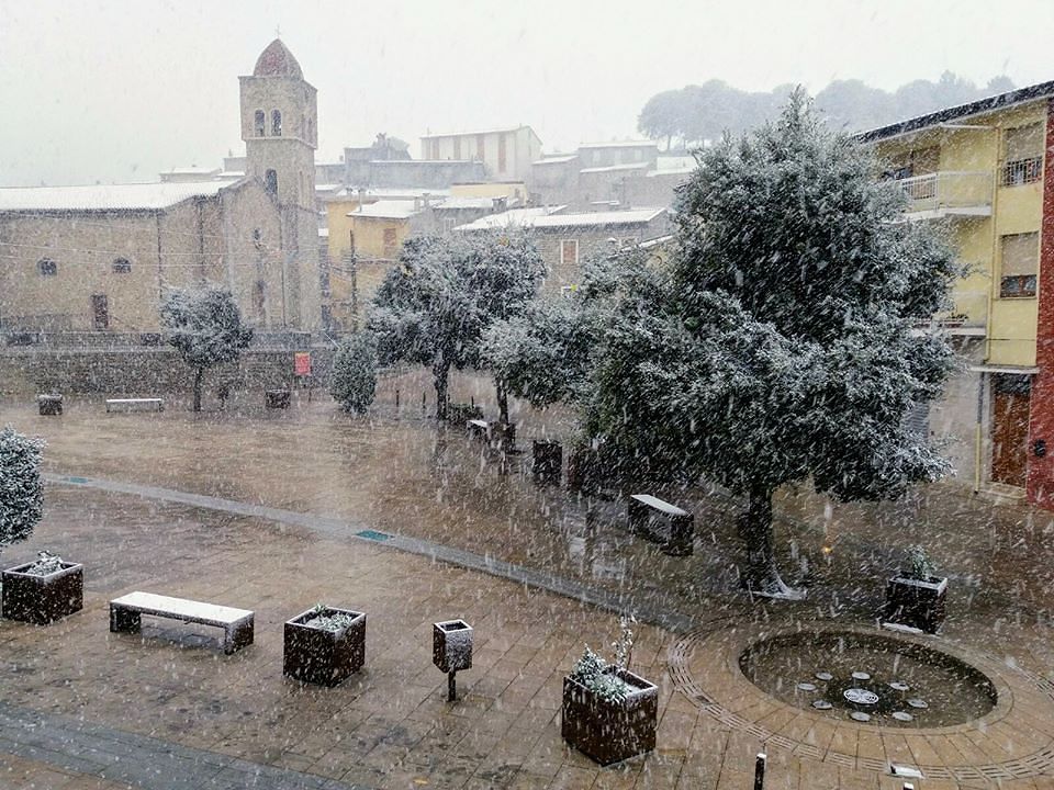 Maltempo in Sardegna: vento, pioggia e cadono i primi fiocchi di neve