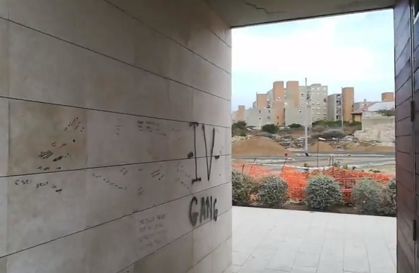 S.Elia, vandali padroni della passeggiata: chiosco bruciato e sfregiato con lo spray