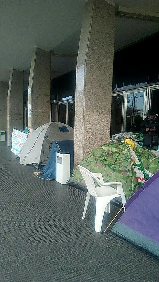 Cagliari, quegli uomini senza lavoro da 58 giorni al freddo sotto le tende