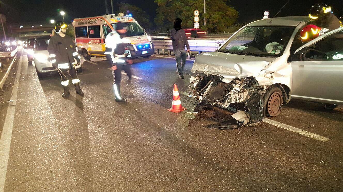 Cagliari, scontro tra due auto sull’Asse Mediano: traffico in tilt