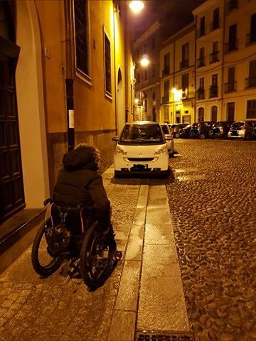 Cagliari, i prepotenti umiliano i disabili: “Soste proibite e passaggi occupati dall’inciviltà”