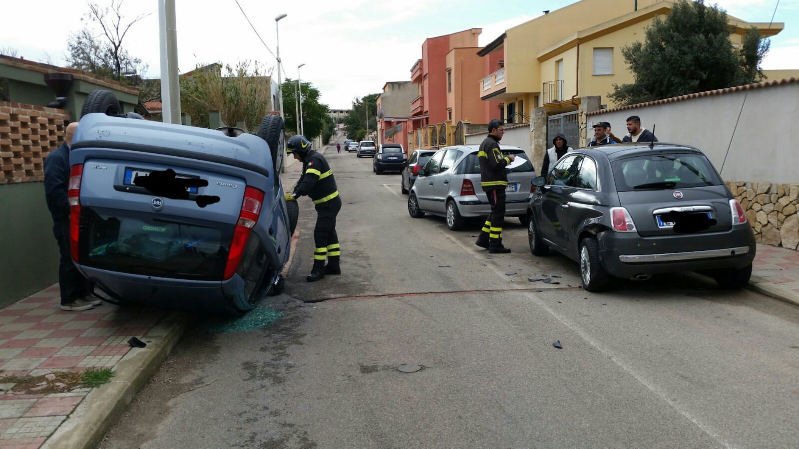 Spettacolare incidente a Cagliari: auto colpisce un veicolo in sosta e si ribalta