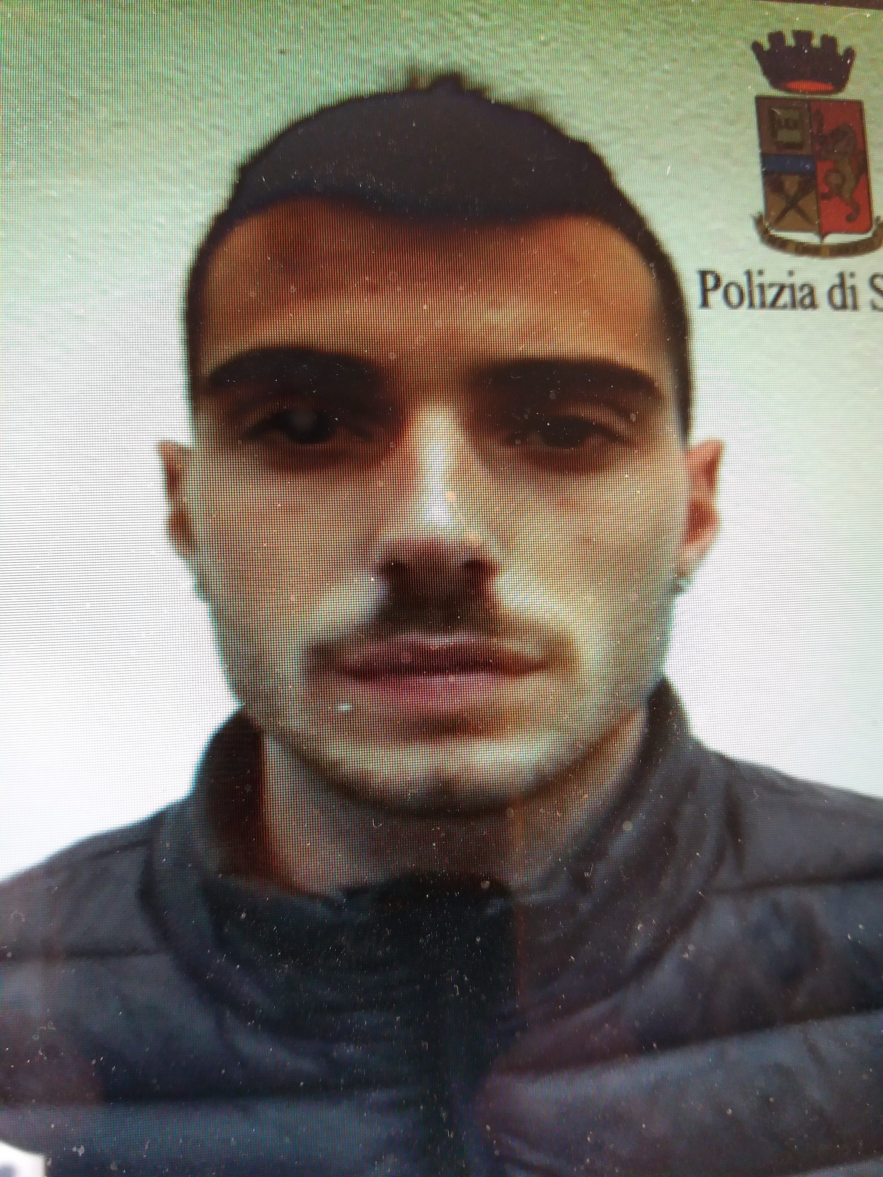 Nuovo furto da “OVS”: giovane ruba maglie e pantaloni e colpisce una guardia