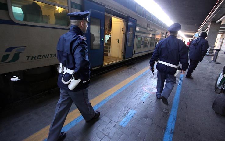 Baby teppista lancia un estintore dal treno per Cagliari: i compagni si ribellano