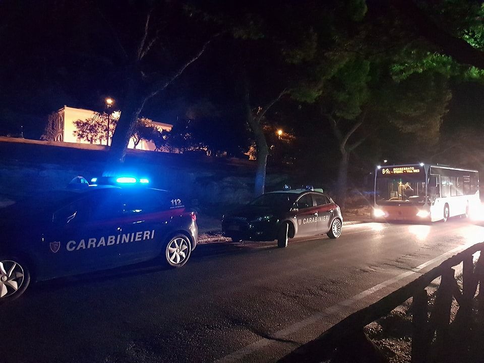 Calci e pugni, rissa in pullman: 2 feriti, uno è minorenne