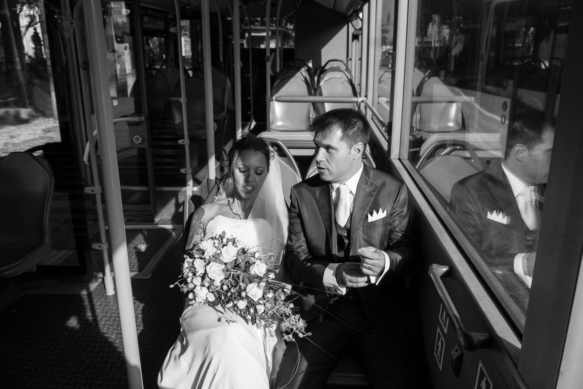 Cagliari, il matrimonio più originale: nozze sul bus Ctm per Willy e Vale