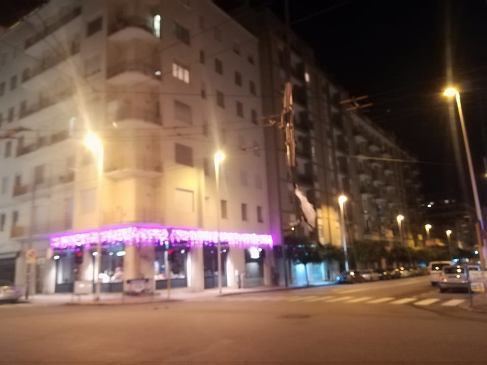 Cavi elettrici a penzoloni, pericolo in via San Benedetto