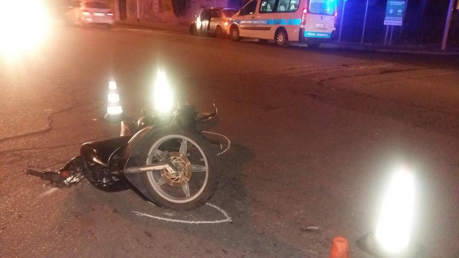 Pirri, scooter si schianta contro una Nissan: 18 enne in ospedale