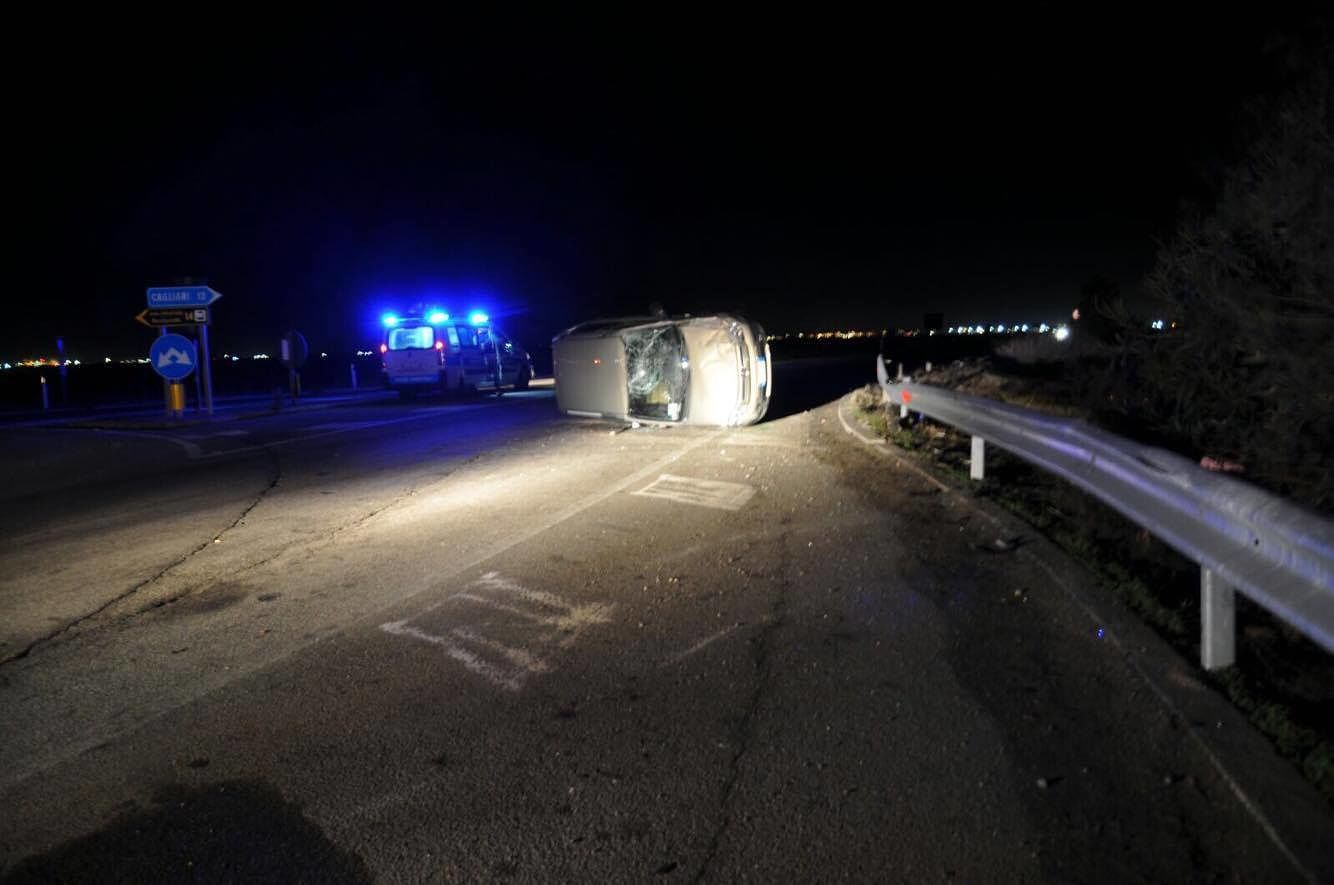 Ss195,segue l’ambulanza che trasporta un parente: ma all’incrocio si scontra con un’auto ribaltandosi