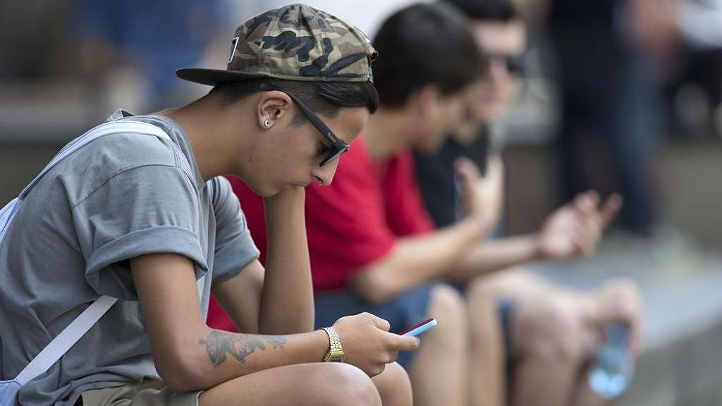 “Mio figlio litiga in chat, gli sequestro lo smartphone”. “Mamma, non ho più vita sociale”