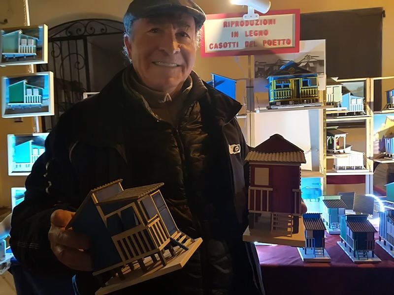 Efisio ricostruisce i casotti del Poetto: “Centinaia in pochi anni, turisti affascinati”