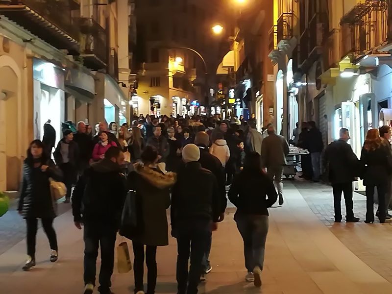 Prove di Natale in via Manno e Garibaldi: “Pienone? 30 anni fa, oggi quattro gatti”