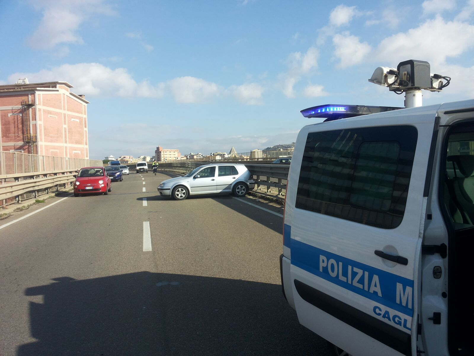 Auto sbanda sul ponte della “Auchan”, ferita una 24enne