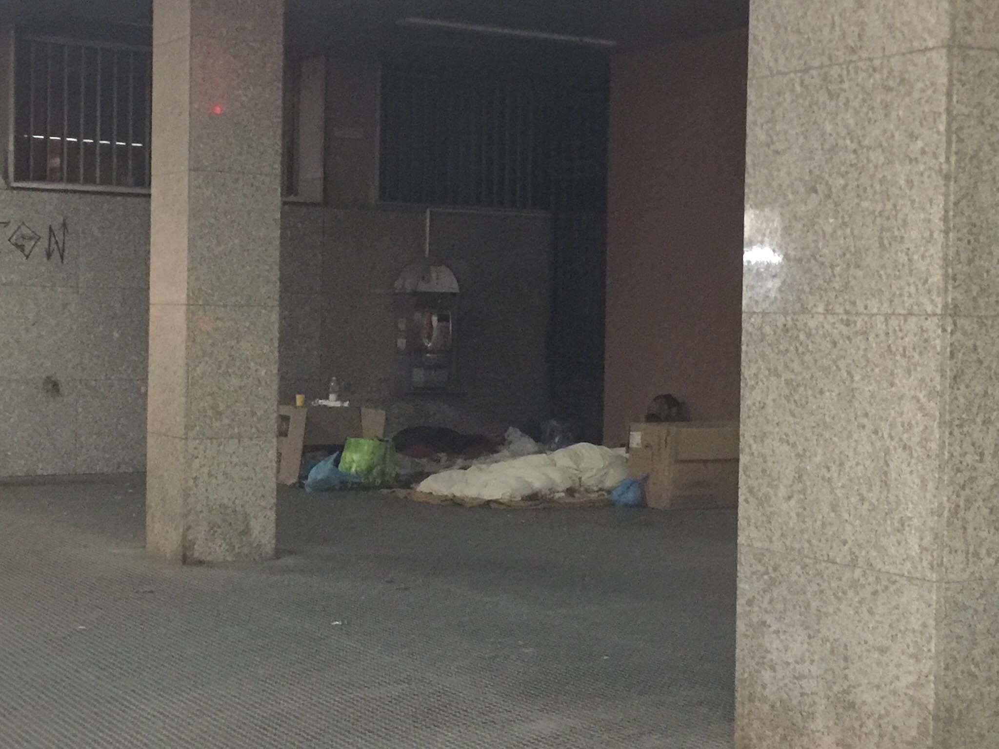 Via Sonnino, dormono sotto gli uffici degli assessori di Cagliari: “Nessuno li aiuta”