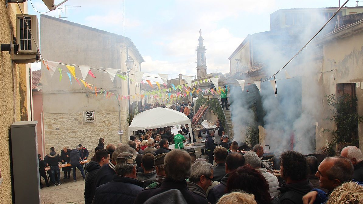 Mores, pienone in centro storico: per Santa Cadrina consumati dieci quintali di carne