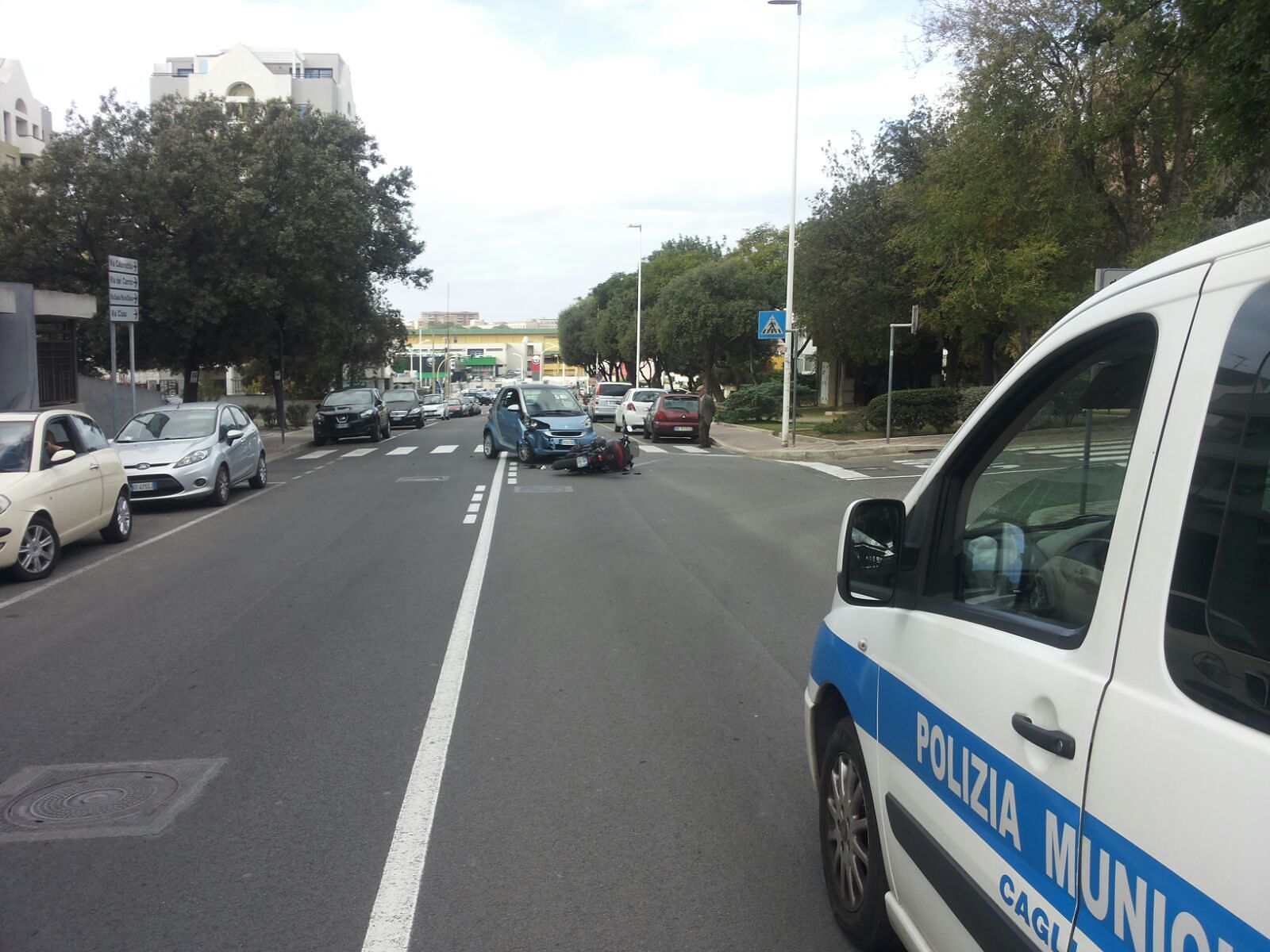 Mancata precedenza in via dei Grilli, moto si scontra con una Smart