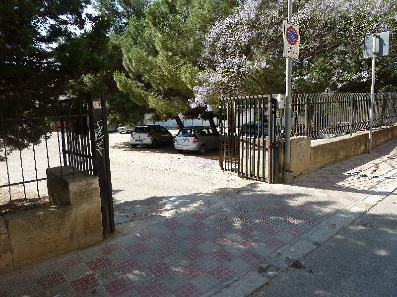 Via Machiavelli, chiusa la scuola: si staccano pannelli dal controsoffitto