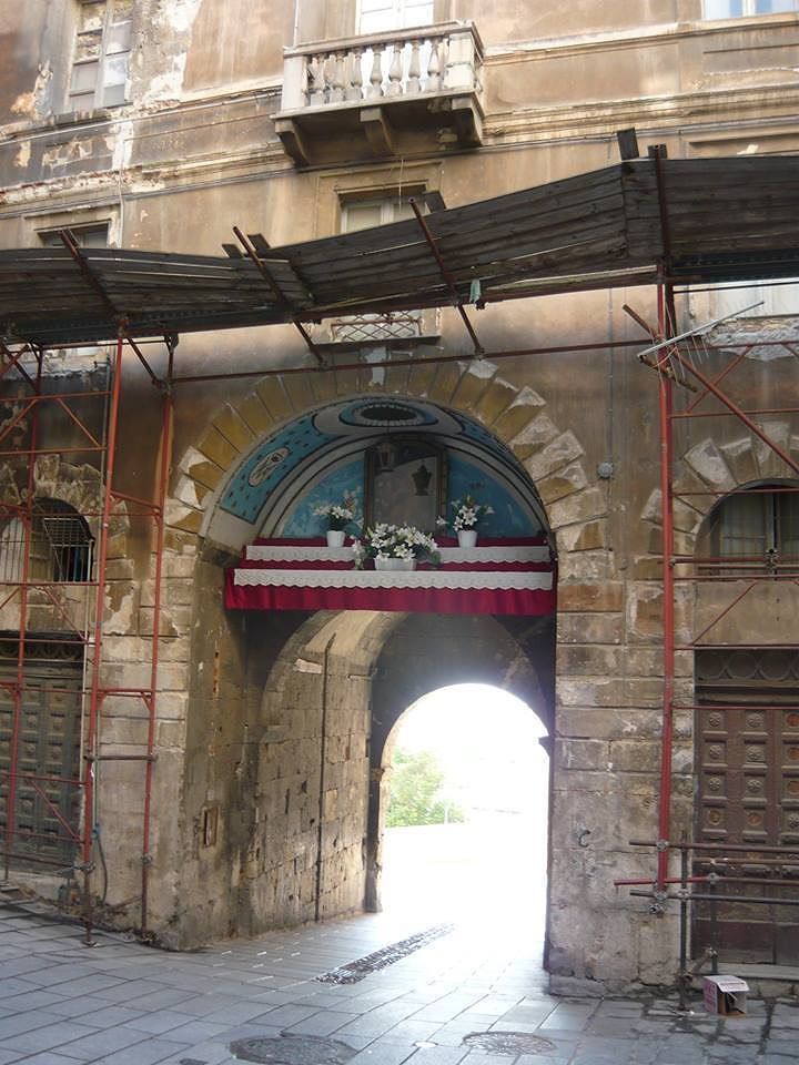 Castello, lo storico palazzo Boyl e quell’impalcatura che rischia il crollo