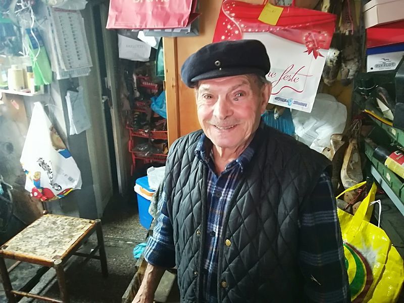 Natalino, da 63 anni ciabattino a Cagliari: “Giovani senza lavoro? Si facciano preti”