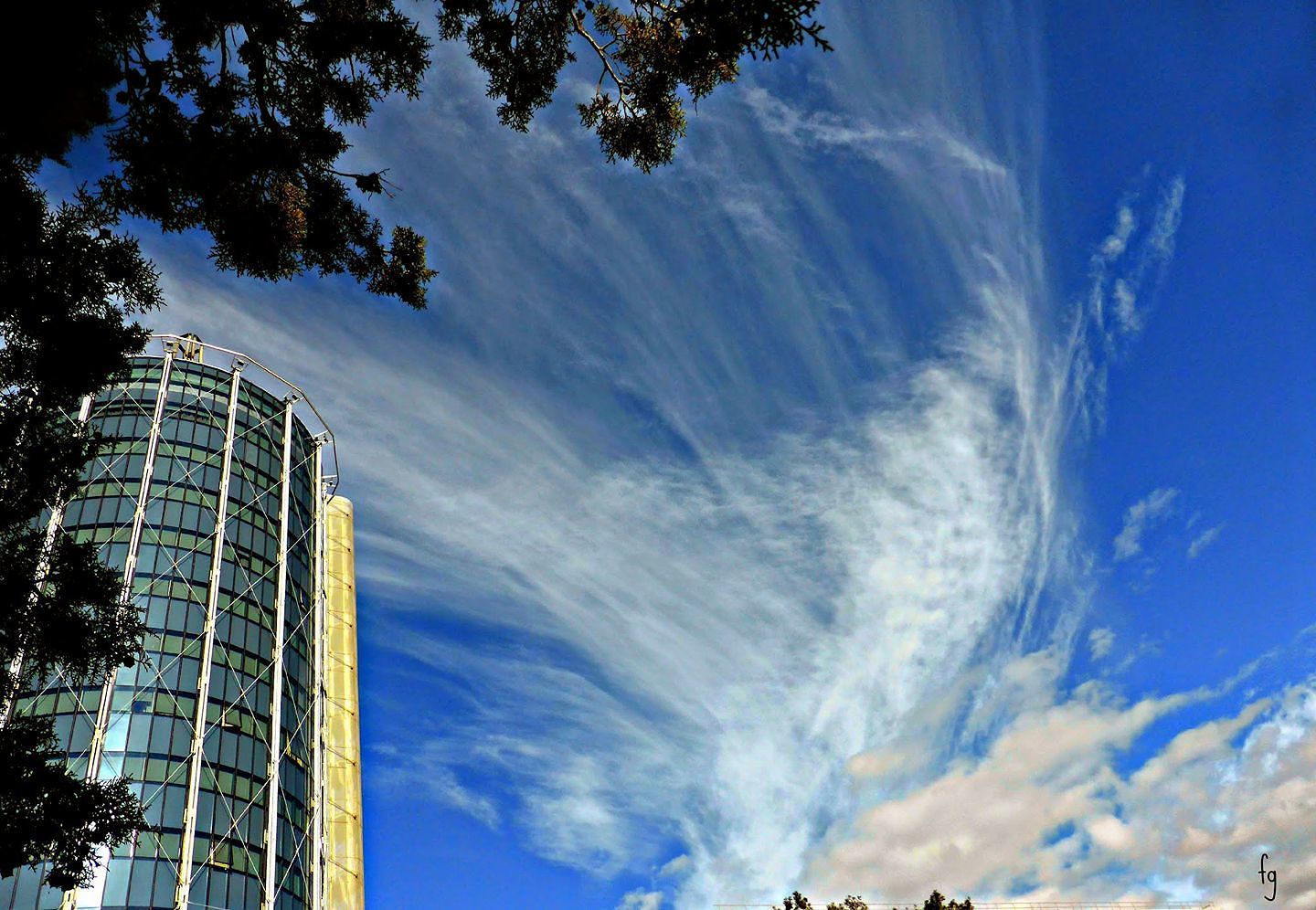 Vento di maestrale a Cagliari, lo spettacolare gioco di nuvole al T Hotel