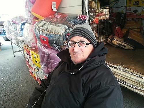 Cagliari, i centri commerciali battono anche le bancarelle: “Non si campa più”