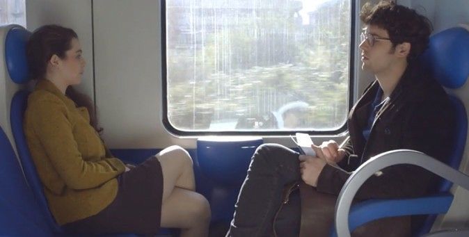 Cagliari, l’amore corre sul treno: “Aiutatemi a trovare la ragazza con la valigia rosa”