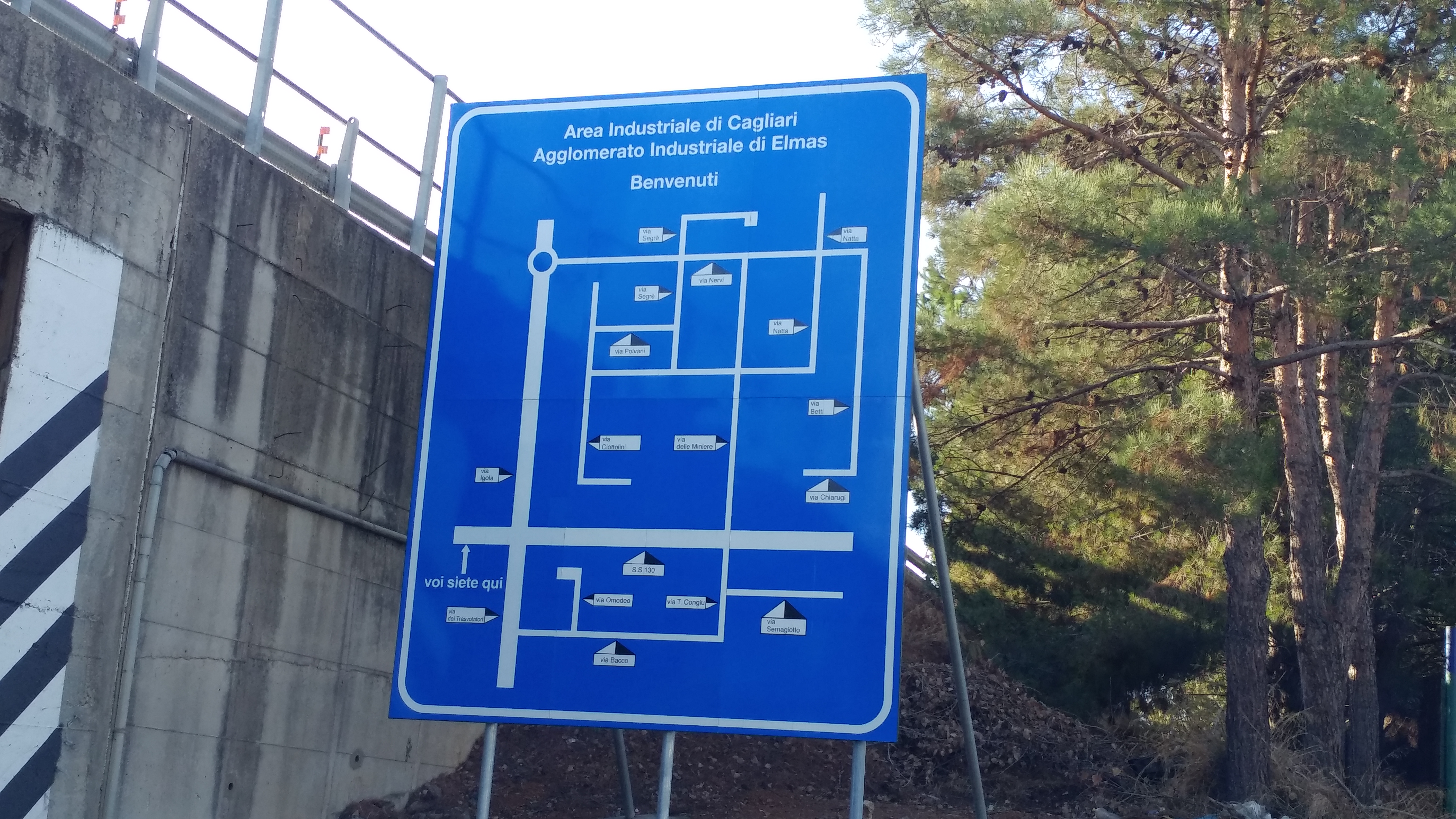 Cagliari, gli strani cartelli con fumetti illeggibili per le zone industriali