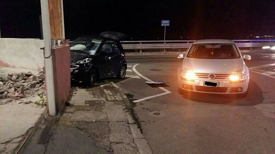 Incidente in via Mercalli, auto sfonda un muro