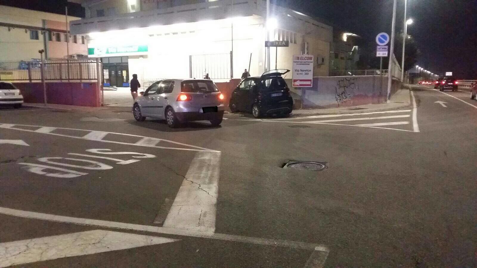 Via Mercalli, carambola sul muro maledetto: il volo della Smart danneggia anche un palo