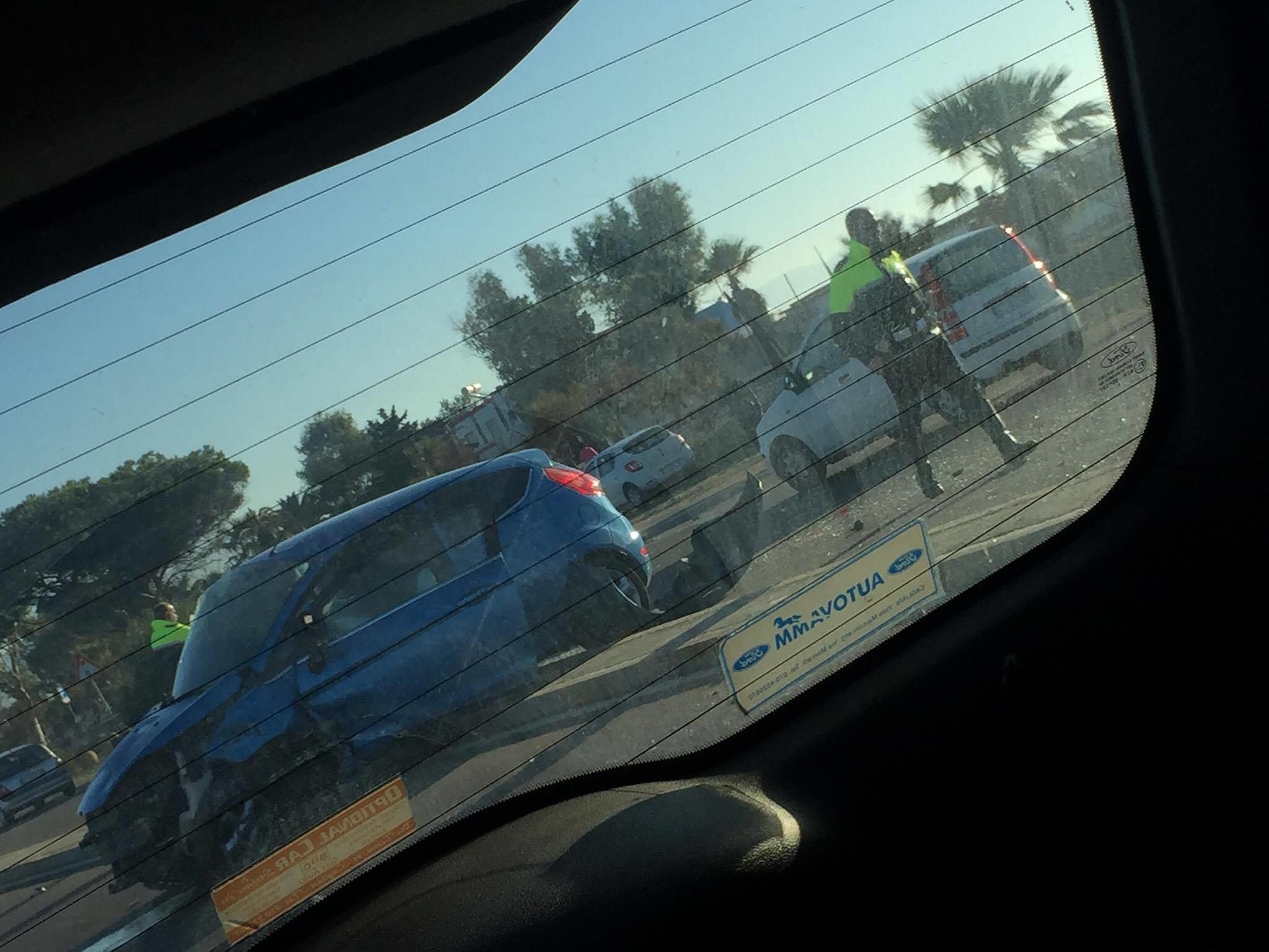 Auto abbatte un palo al Poetto, lunghe code e traffico in tilt