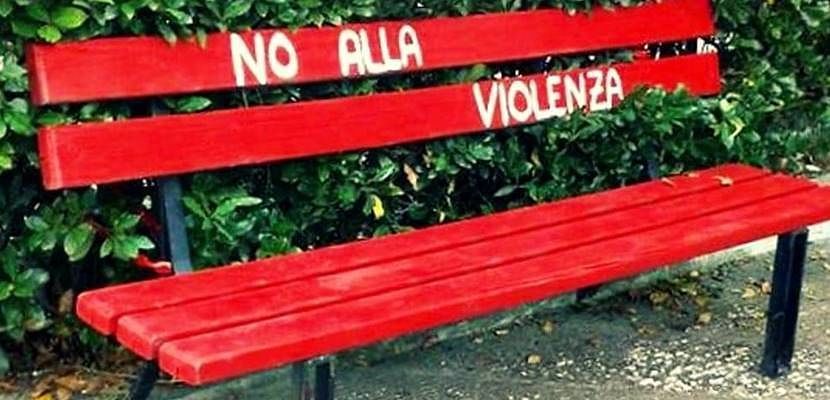 Monserrato, una panchina rossa per dire “no” alla violenza di genere